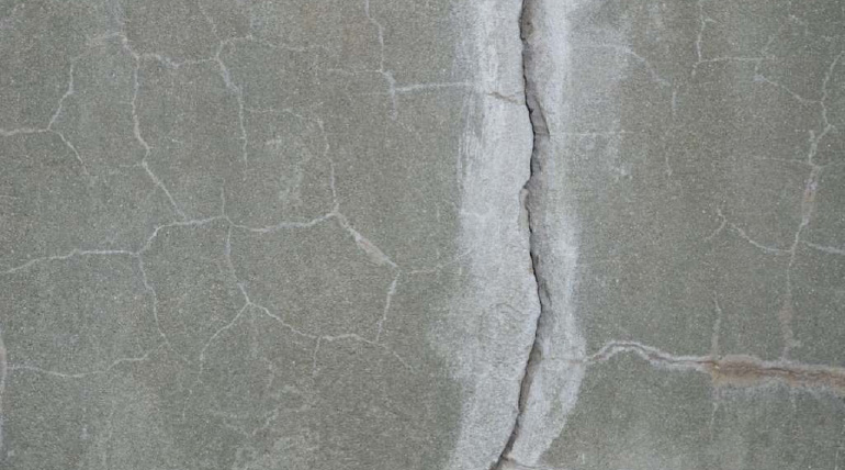 Crack-resistant gypsum plaster for concrete